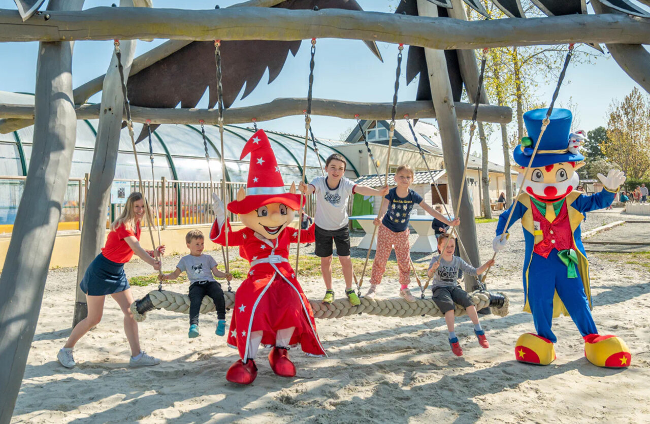Columpio gigante, ni�os y mascotas en el camping CAPFUN Armor H�ol en Piriac sur Mer.