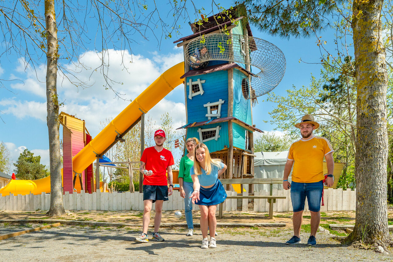 Petanca y parque infantil camping CAPFUN Armor H�ol en Piriac sur Mer.