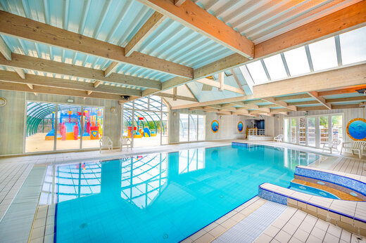 Piscina cubierta climatizada, jacuzzi, juegos acuáticos exteriores en CAPFUN Armor Héol Piriac sur Mer (44).