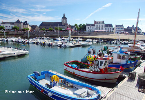 Puerto de Piriac-sur-Mer con barcos y iglesia, visita en Loira Atlántico.