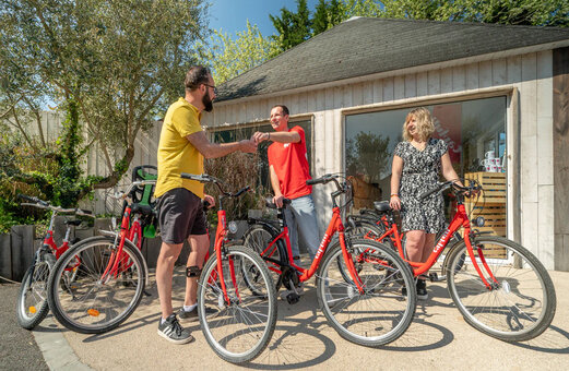 Alquiler de bicicletas rojas en el camping CAPFUN Armor Héol en Piriac (44).