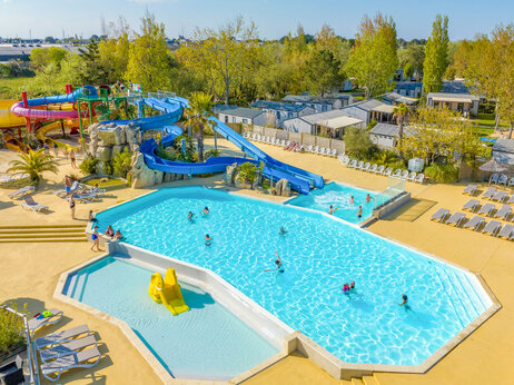 Piscina exterior y toboganes acuáticos en camping CAPFUN Armor Héol Piriac sur Mer.