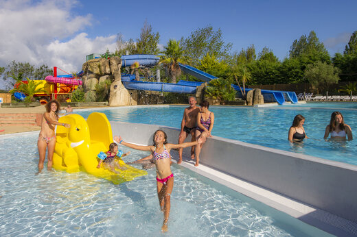 Piscina exterior, toboganes acuáticos y juegos en el camping CAPFUN Armor Héol.