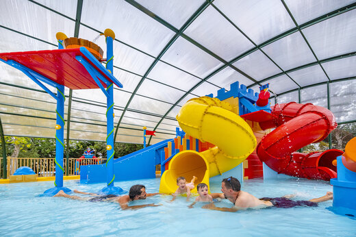 Piscina cubierta, toboganes y juegos en CAPFUN Armor Héol Piriac sur Mer.