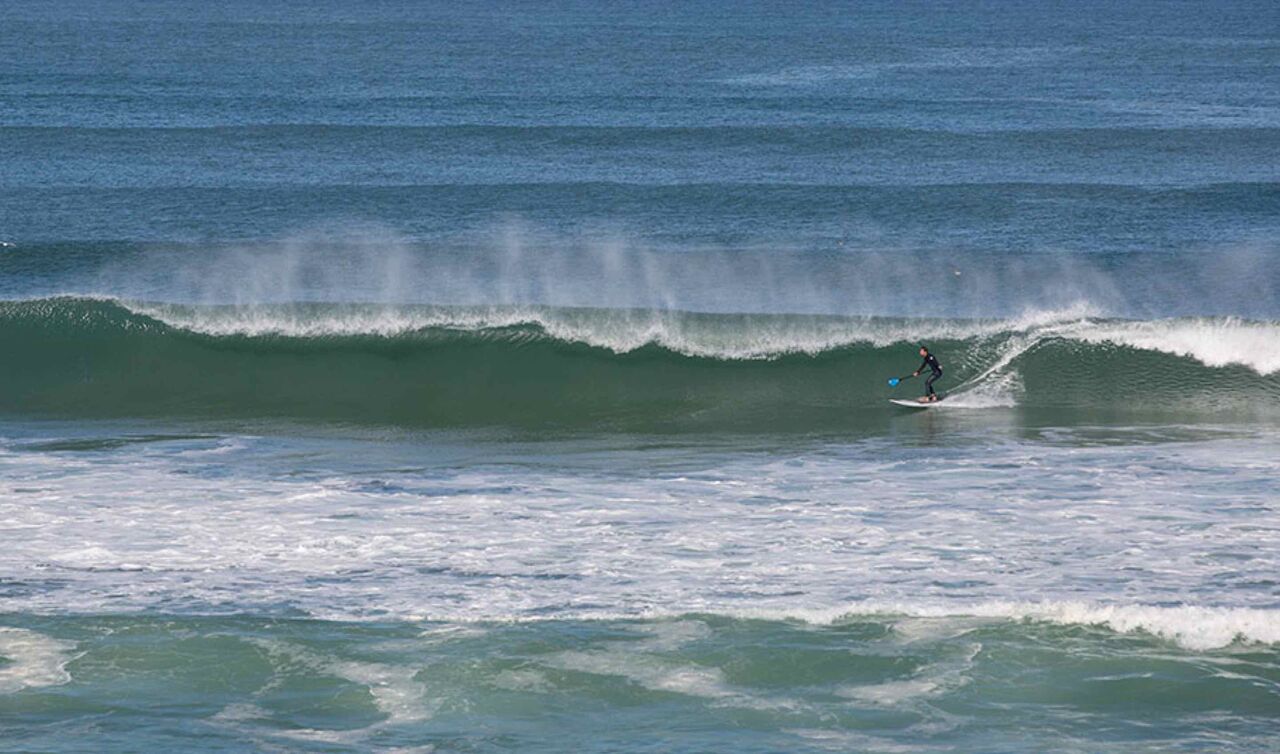 Stand-up paddle en el oc�ano en el camping LIBRANOO Naturiste Arnaoutchot en Veille-Saint-Girons, Landes, Francia.