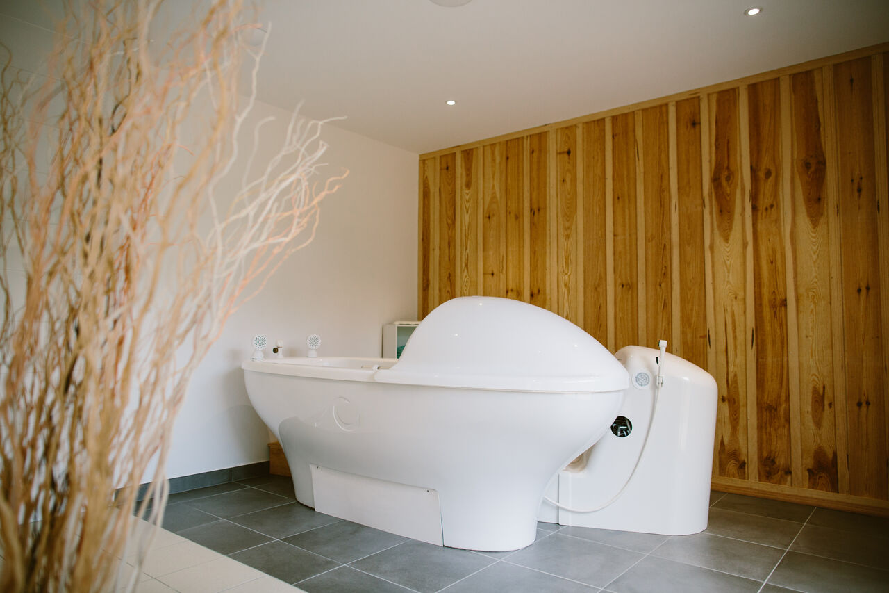 Cabina de flotaci�n moderna para relajaci�n en el camping LIBRANOO Naturiste Arnaoutchot en Veille-Saint-Girons, Landes, Francia.