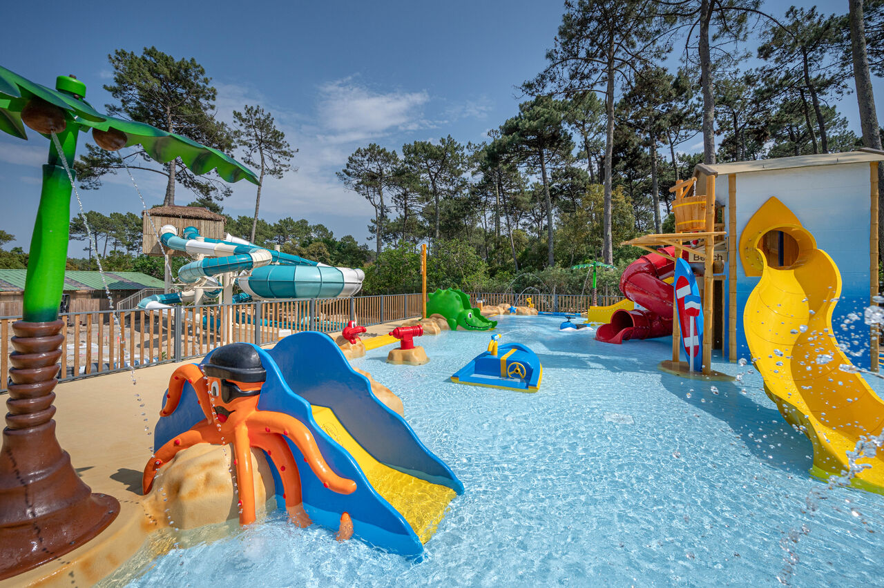 Parque acu�tico con toboganes y juegos de agua en el camping LIBRANOO Naturiste Arnaoutchot en Veille-Saint-Girons, Landes, Francia.