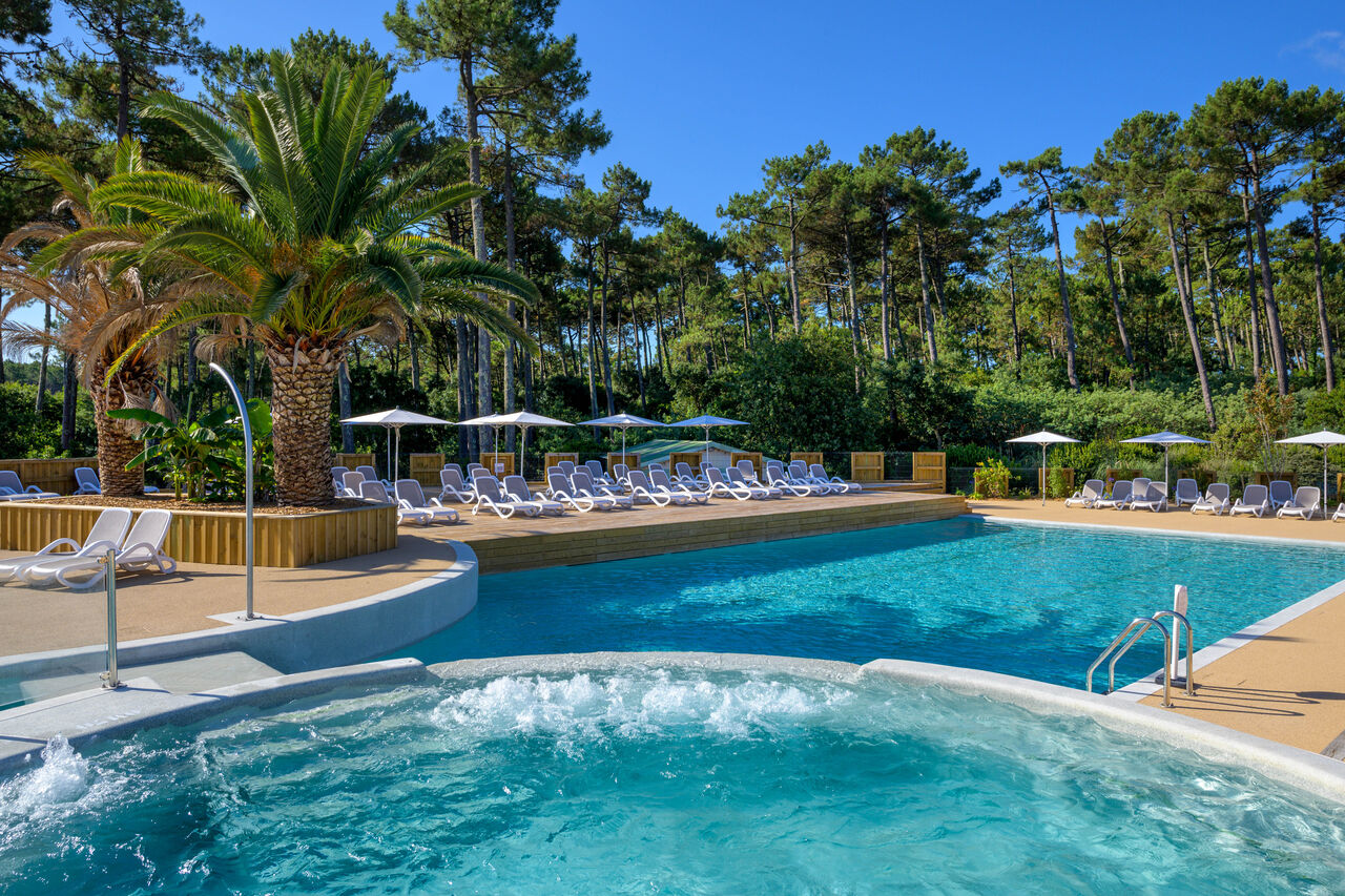 Piscina exterior, jacuzzi, tumbonas en el camping LIBRANOO Naturiste Arnaoutchot en Veille-Saint-Girons, Landes, Francia.