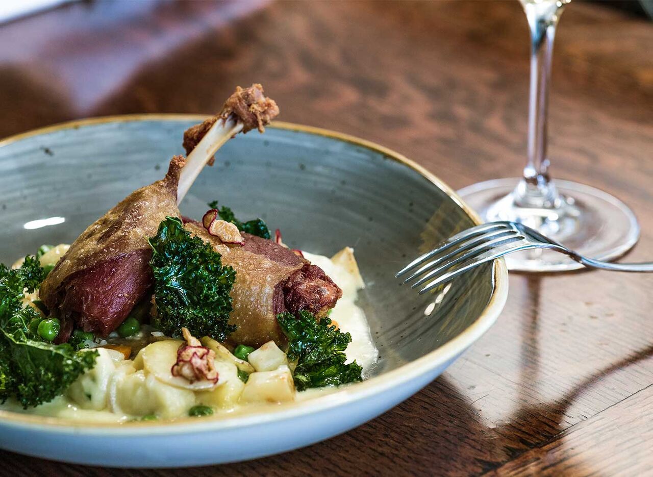Confit de pato con verduras y salsa cremosa en el restaurante del camping LIBRANOO Naturiste Arnaoutchot en Veille-Saint-Girons, Landes, Francia.