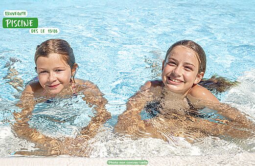 Dos niñas sonrientes en la nueva piscina del camping LIBRANOO Naturiste Arnaoutchot en Veille-Saint-Girons, Landes, Francia.