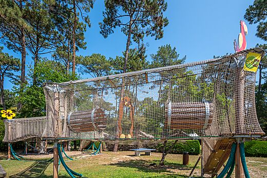 Zona de juegos para niños en el camping LIBRANOO Naturiste Arnaoutchot en Veille-Saint-Girons, Landas, Francia.
