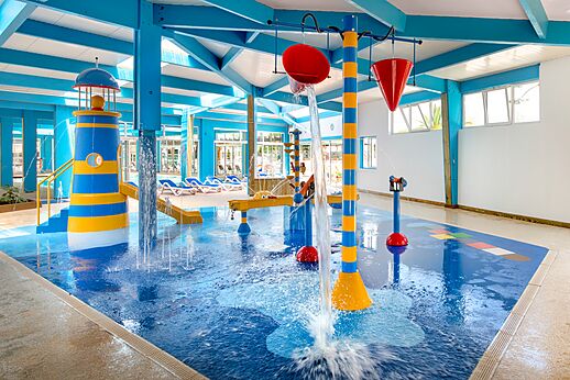 Piscina interior l�dica con juegos de agua y faro en el camping LIBRANOO Naturiste Arnaoutchot en Veille-Saint-Girons, Landas, Francia. (40).