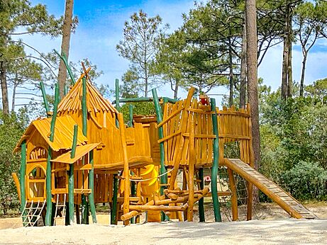 Estructura de juegos de madera para ni�os en el camping LIBRANOO Naturiste Arnaoutchot en Veille-Saint-Girons, Landas, Francia.