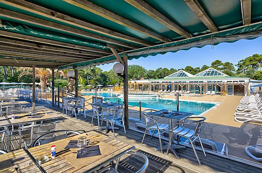 Restaurante en terraza y piscina exterior en el camping LIBRANOO Naturiste Arnaoutchot en Veille-Saint-Girons, Landas, Francia.