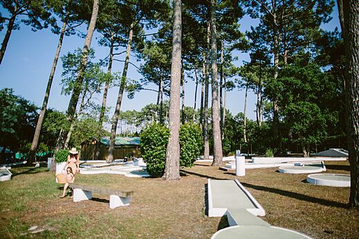 Minigolf sombreado en el camping LIBRANOO Naturiste Arnaoutchot, Landas, Francia.
