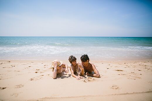 Familia disfrutando de la playa de arena fina en el camping LIBRANOO Naturiste Arnaoutchot en Veille-Saint-Girons, Landas, Francia.