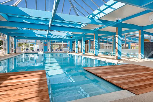 Luminosa piscina cubierta en el camping LIBRANOO Naturiste Arnaoutchot en Veille-Saint-Girons, Landes, Francia.