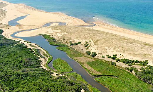 Playa de arena, r�o y dunas en el camping LIBRANOO Naturiste Arnaoutchot en Veille-Saint-Girons, Landas, Francia.