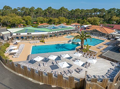 Piscinas exteriores, tumbonas, sombrillas, vista a�rea en el camping LIBRANOO Naturiste Arnaoutchot, Landas, Francia.
