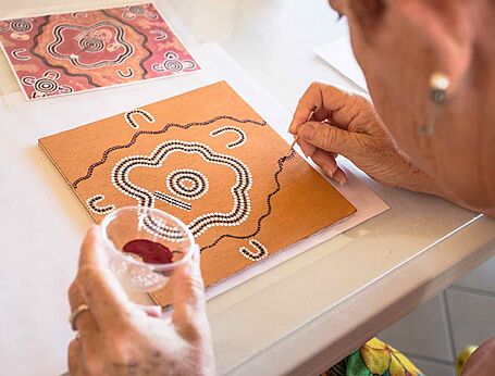 Taller de pintura aborigen punto a punto en el camping LIBRANOO Naturiste Arnaoutchot en Veille-Saint-Girons, Landes, Francia.
