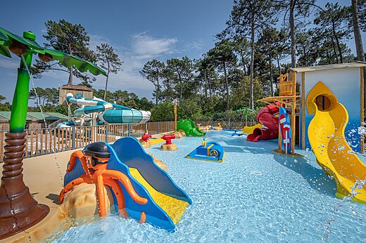 Toboganes acuáticos y piscina lúdica en el camping LIBRANOO Naturiste Arnaoutchot en Veille-Saint-Girons, Landas, Francia.