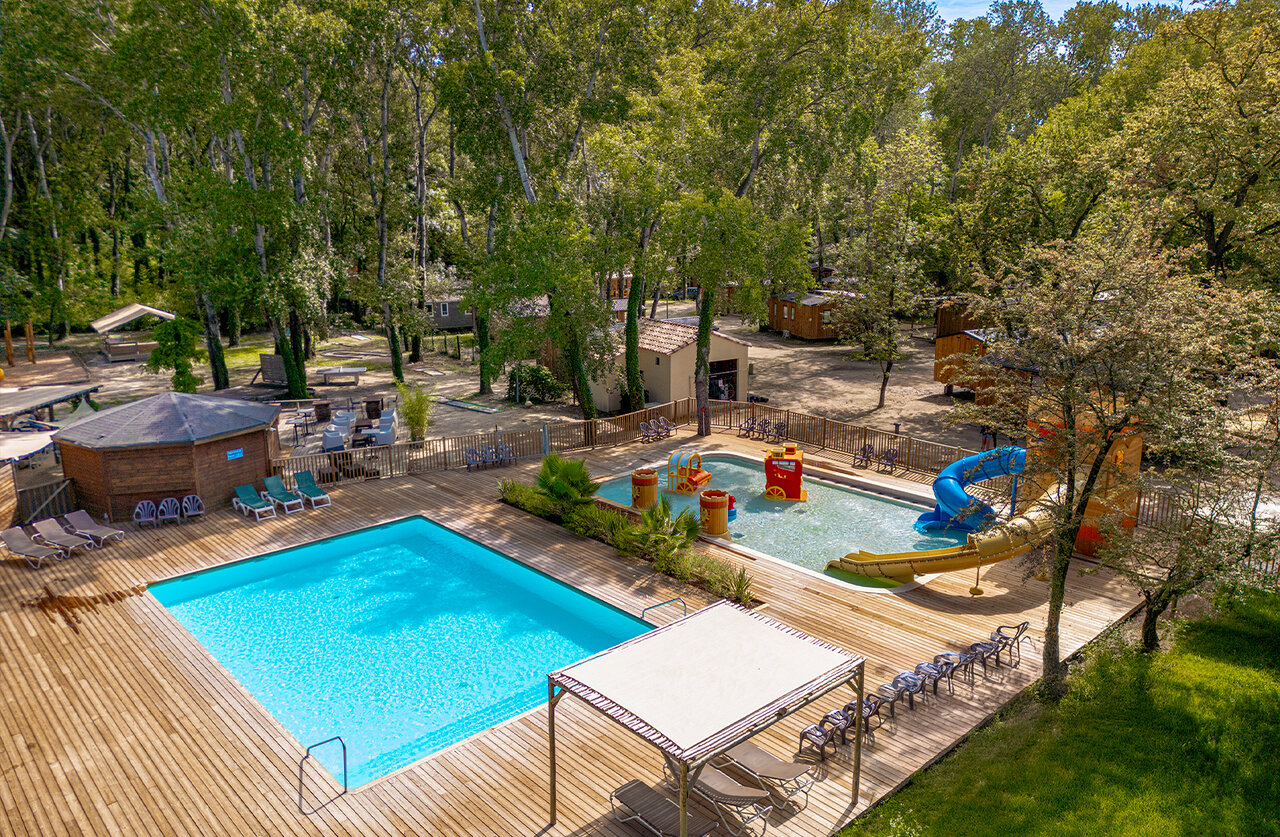 Zona acu�tica con piscina, chapoteadero, toboganes en el camping CLICOCHIC Art de Vivre.