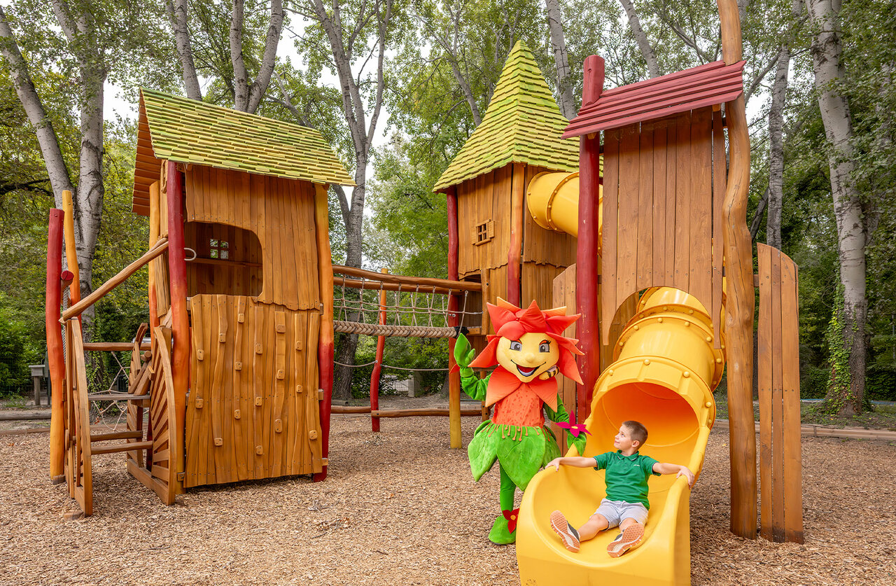 Ni�o en tobog�n, mascota, parque infantil en camping CLICOCHIC Art de Vivre.