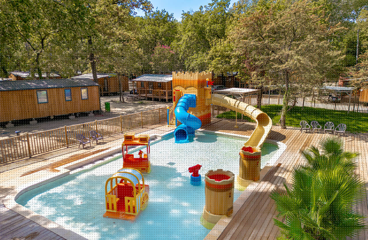 Piscina infantil, toboganes, juegos acu�ticos en el camping CLICOCHIC Art de Vivre.