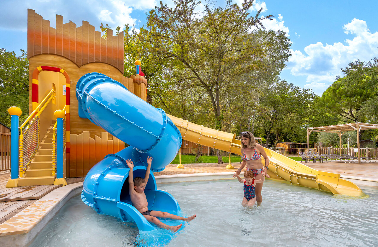 Toboganes acu�ticos y piscina infantil en el camping CLICOCHIC en Ch�teauneuf du Pape.