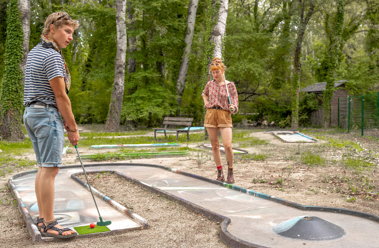 Minigolf en el camping CLICOCHIC Art de Vivre en Ch�teauneuf du Pape (84).