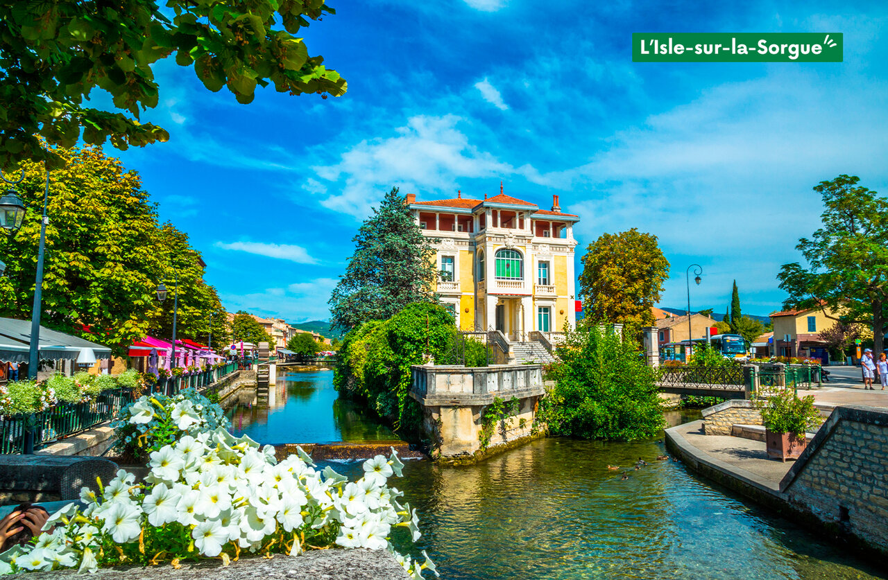 L'Isle-sur-la-Sorgue, ciudad provenzal con canales, edificios hist�ricos y flores.