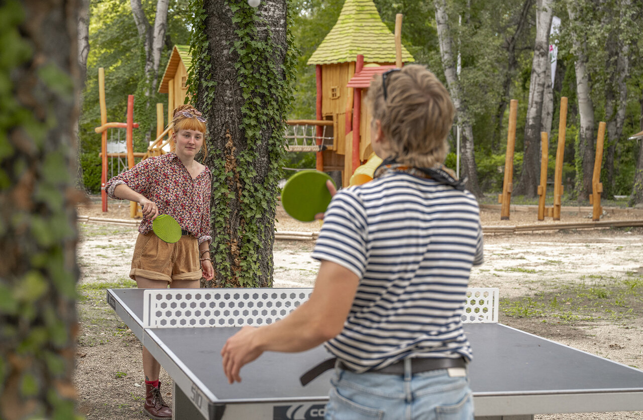 Ping-pong y juegos en el camping CLICOCHIC Art de Vivre en Ch�teauneuf du Pape (84).