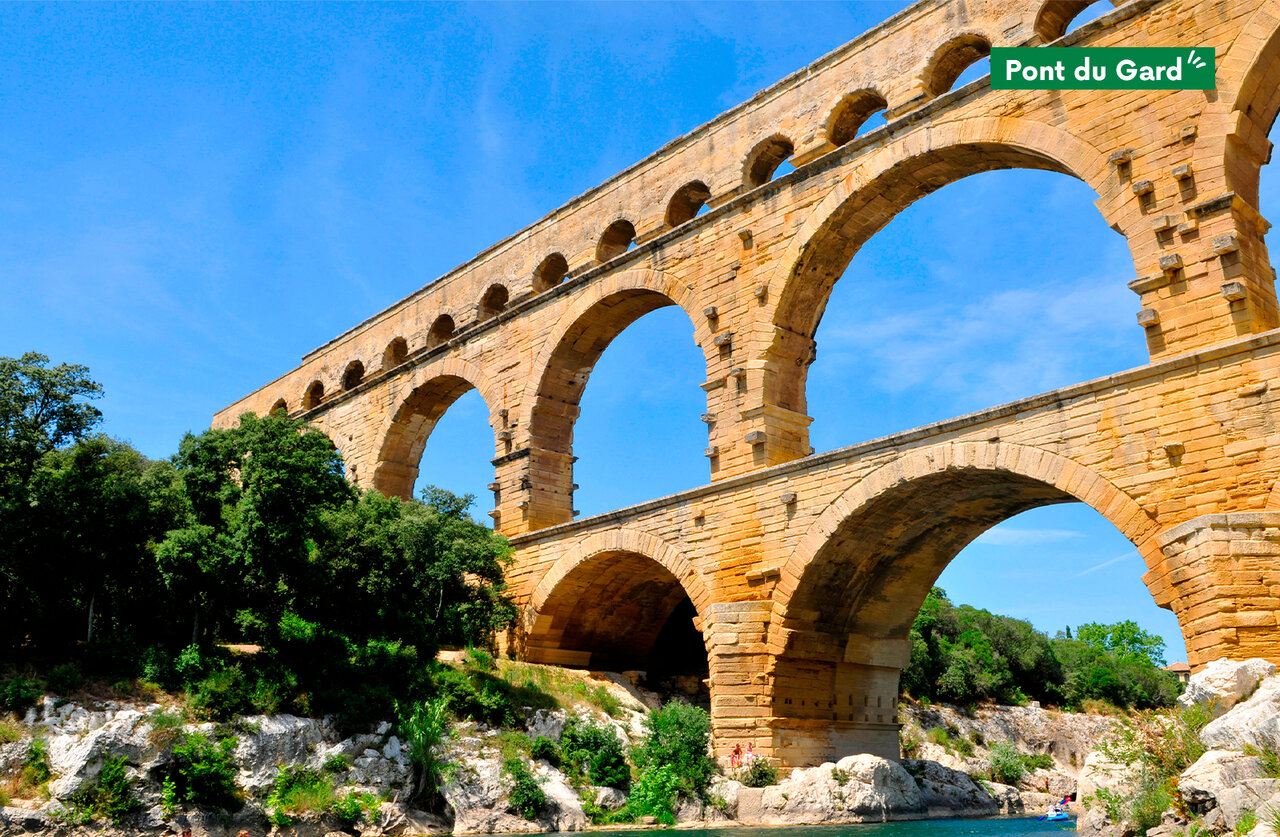 Pont du Gard, majestuoso acueducto romano, sitio hist�rico para visitar cerca de Ch�teauneuf du Pape.