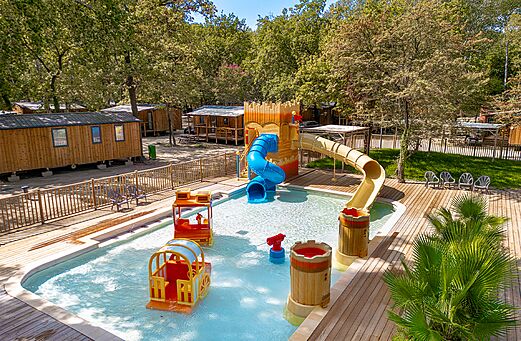 Piscina, toboganes y juegos acu�ticos en el camping CLICOCHIC Art de Vivre en Ch�teauneuf du Pape.