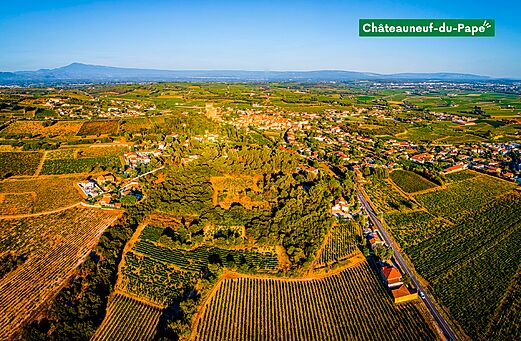Vista a�rea del pueblo de Ch�teauneuf-du-Pape y sus vi�edos en Provenza.