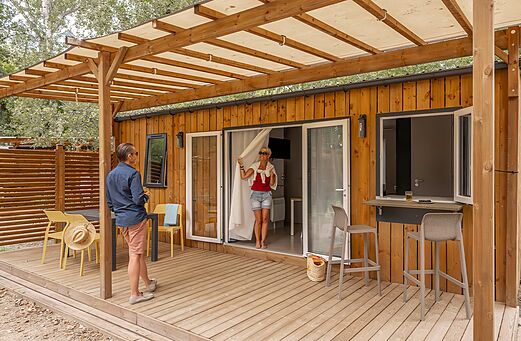 Mobil-home, terraza en el camping CLICOCHIC Art de Vivre en Ch�teauneuf du Pape (84).