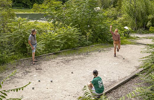 Cancha de petanca con jugadores en el camping CLICOCHIC Art de Vivre en Châteauneuf du Pape (84).