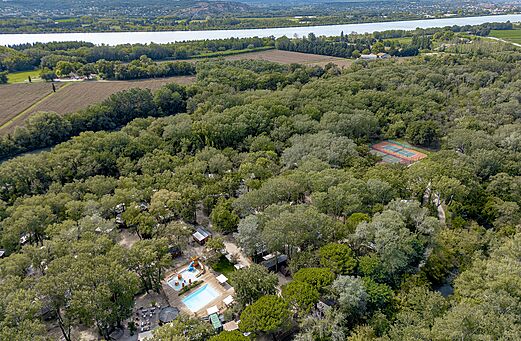Vista a�rea del camping con piscina y tenis en el camping CLICOCHIC Art de Vivre en Ch�teauneuf du Pape (84).