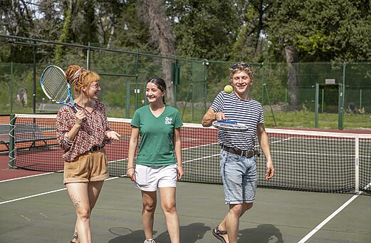 Partido de tenis en el camping CLICOCHIC Art de Vivre en Ch�teauneuf du Pape.