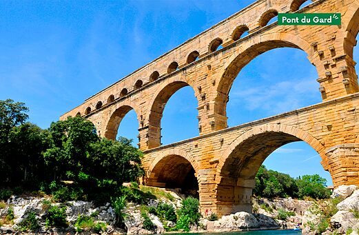 Pont du Gard, acueducto romano histórico para visitar cerca de Nîmes, Occitania.