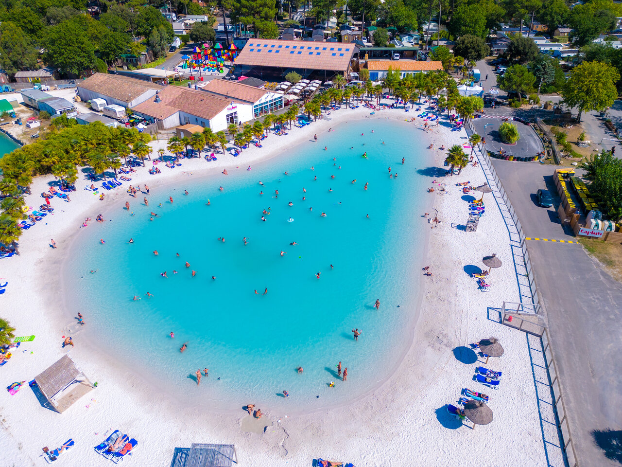 Piscina laguna, playa de arena, ba�istas en camping CAPFUN Atlantique Parc.