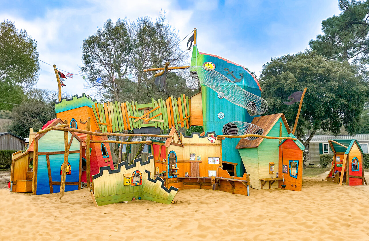 Parque infantil gigante de madera, barco pirata y castillo, en el camping CAPFUN Atlantique Parc en Les Mathes / La Palmyre (17).