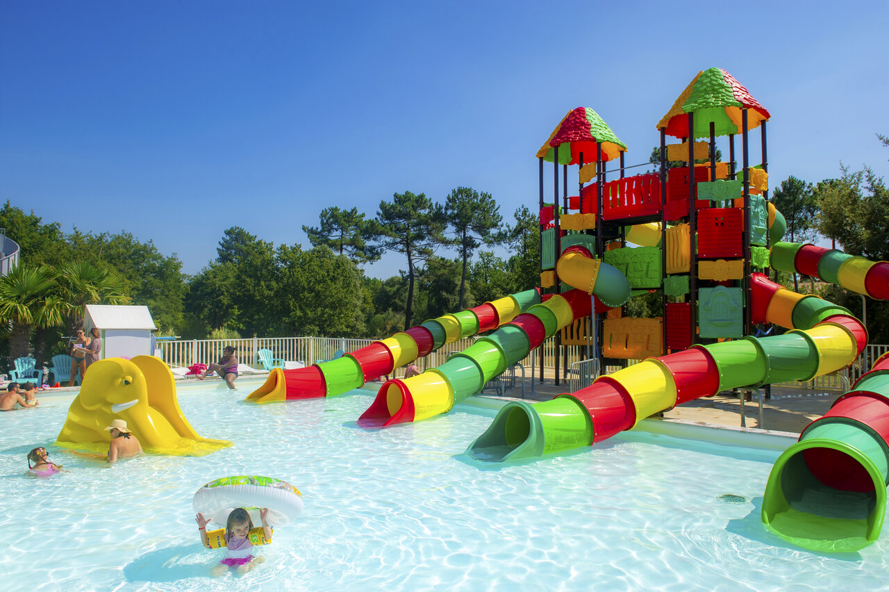 Piscina con toboganes acu�ticos coloridos en el camping CAPFUN Atlantique Parc, Les Mathes (17).