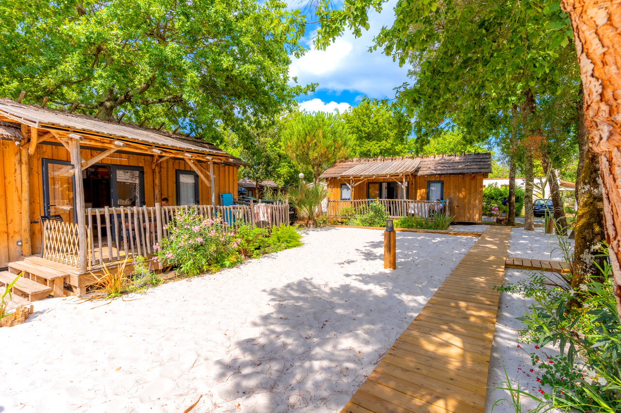 Chalets de madera, techos paja, playa arena en camping CAPFUN Atlantique Parc, Les Mathes / La Palmyre.