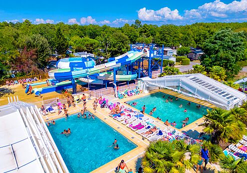 Toboganes acu�ticos y piscinas exteriores en el camping CAPFUN Atlantique Parc en Les Mathes / La Palmyre (17).