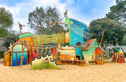 Zona de juegos colorida barco pirata y castillo en CAPFUN Atlantique Parc.
