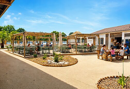 Terraza soleada del restaurante y snack en el camping CAPFUN Atlantique Parc en Les Mathes / La Palmyre (17).