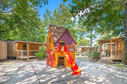 Zona de juegos con casita y tobogán en el camping CAPFUN Atlantique Parc en Les Mathes / La Palmyre (17).