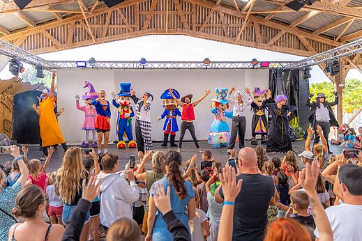 Espect�culo de animaci�n con mascotas y artistas en el escenario del camping CAPFUN Atlantique Parc en Les Mathes / La Palmyre (17).