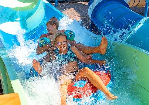 Tobog�n acu�tico gigante, familia sonriente en camping CAPFUN Atlantique Parc (17).